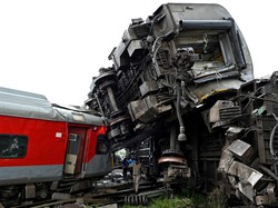 Penampakan Ngerinya Tabrakan Kereta di India
