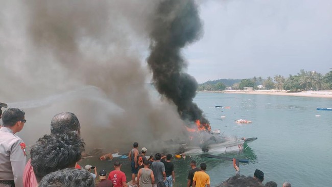 Calon gubernur Maluku Utara nomor urut 4 Benny Laos meninggal dunia setelah speedboat yang membawa rombongan untuk berkampanye meledak di Pulau Taliabu.