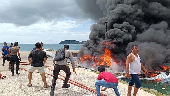 Speedboat Bela 72 yang meledak di Pelabuhan regional Bobong Desa Bobong Kecamatan Taliabu Barat Kabupaten Pulau Taliabu, membawa 34 penumpang. Berikut daftarnya