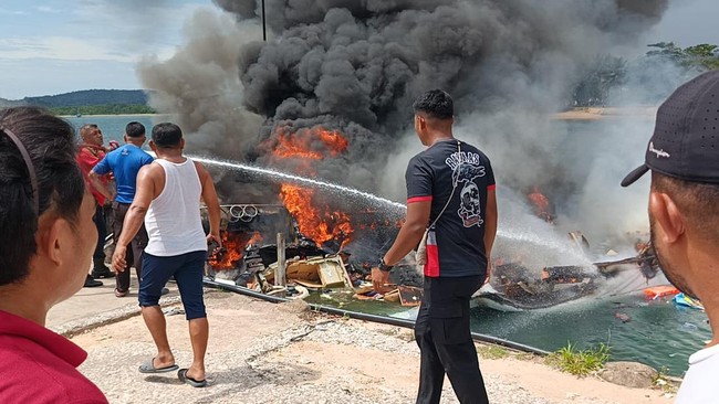 Speedboat rombongan paslon Gubernur dan Wakil Gubernur Malut No Urut 4 Benny Laos - Sabrin Sehe meledak saat mengisi bahan bakar dalam keadaan mesin menyala.