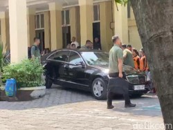 Jokowi Lanjut Napak Tilas ke SMP di Solo, Nostalgia Duduk di Bangku Siswa