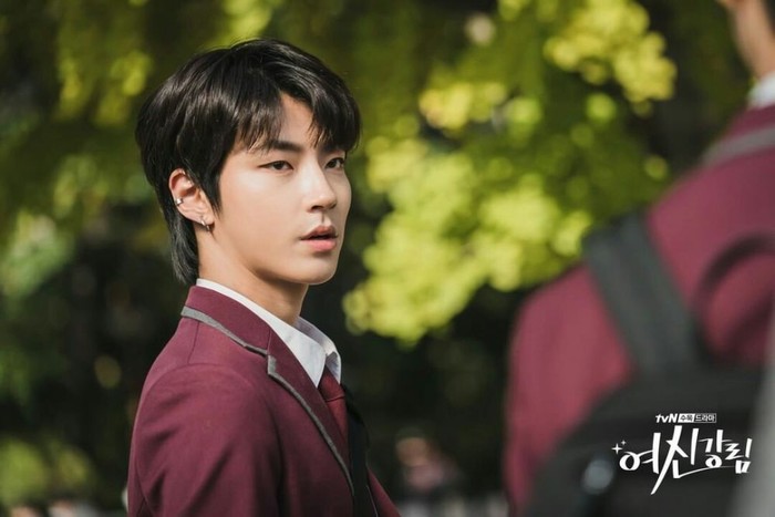 Nama Hwang In Youp semakin melejit ketika ia berperan sebagai Han Seo Jun di drama True Beauty sebagai second lead, beradu peran dengan Moon Ga Young dan Cha Eun Woo. Meski jadi “sad boy” namun di sini ia mulai mendapatkan perhatian penggemar./Foto: tvN
