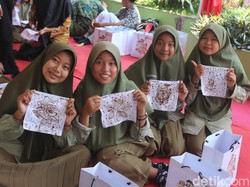 Puluhan Pelajar SMP di Gresik Belajar Membatik di Museum Sunan Giri