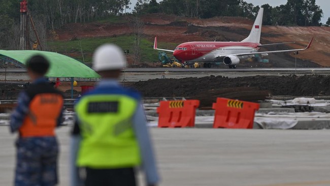 Kemenhub menargetkan Bandara IKN mulai melayani penerbangan komersial alias dibuka untuk umum pada 2026.