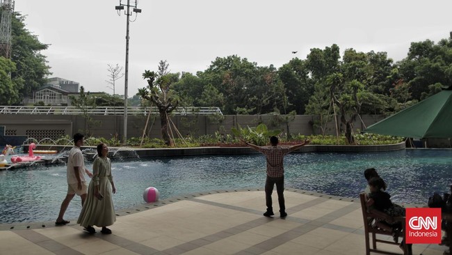 Apartemen Trans Ikon Cibubur diapit tiga akses tol Tol Jagorawi, JORR 1, dan JORR 2. Pilihan angkutan umum juga cukup beragam.