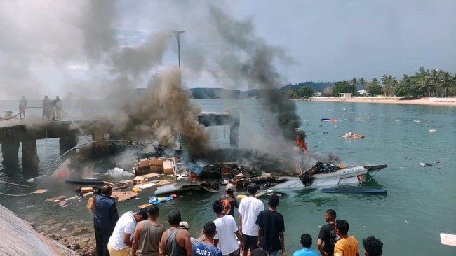 Speedboat membawa calon gubernur Maluku Utara nomor urut 4 Benny Laos diduga meledak karena awak kapal tidak mematikan mesin ketika mengisi BBM.