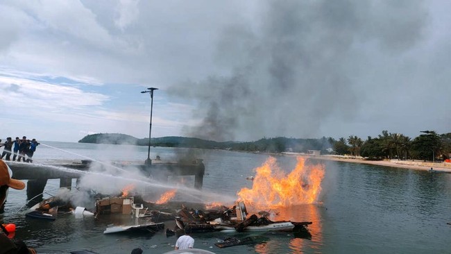 Sebanyak lima orang tewas dalam kebakaran speedboat rombongan pasangan cagub Malut Benny Laos di Kabupaten Pulau Taliabu, Sabtu (13/10).