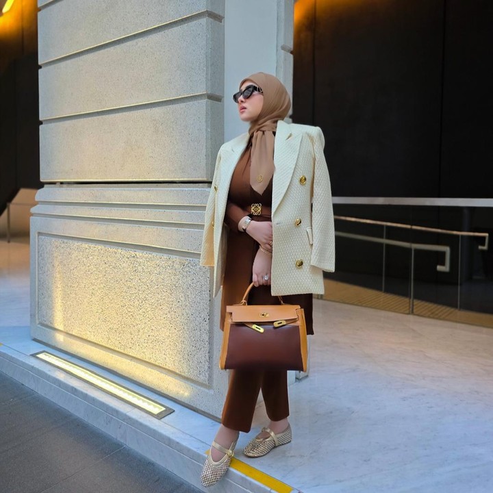 <p>Gaya Syahrini ketika sedang jalan-jalan bersama sang putri juga sangat elegan, Bunda. Ia memakai <em>blazer</em> warna krem yang dipadukan bersama <em>trousers</em> dan <em>inner</em> warna cokelat. Ia juga melengkapi penampilannya dengan tas mewah berwarna senada. (Foto: Instagram @princessyahrini)</p>