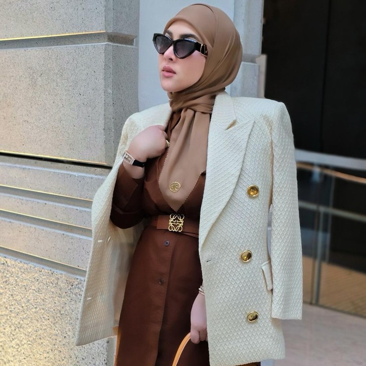 <p>Penampilannya saat mengajak sang putri jalan-jalan sukses menuai sorotan. Pedangdut Iis Dahlia bahkan memuji Syahrini yang sudah terlihat langsing meski baru melahirkan. "Udah langsing aja nih si <em>mommy</em> ih," komentar @isdadahlia.  (Foto: Instagram @princessyahrini)</p>