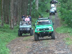 Serunya Main Offroad Menjelajahi Sungai dan Hutan di Kaki Gunung Semeru