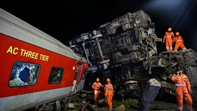 FOTO: Adu Banteng Kereta Barang dan Penumpang di India