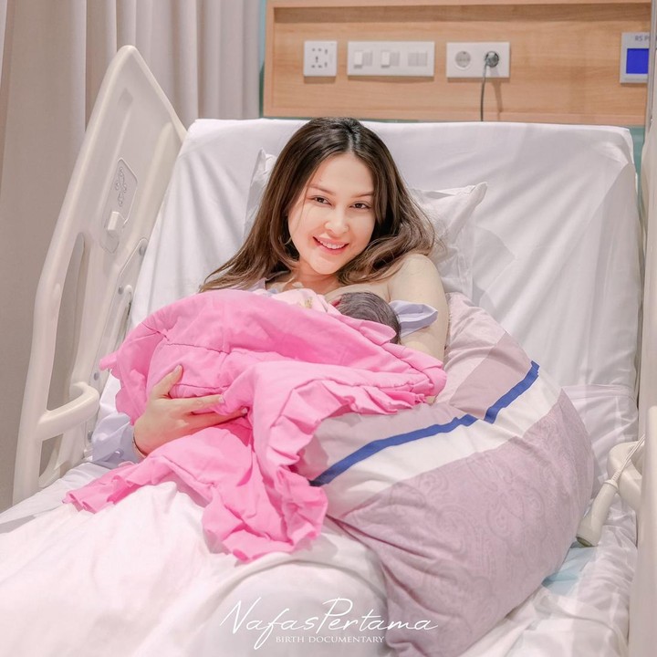 <p>Belum lama ini, Vicy juga membagikan beberapa potret bersama sang putri dengan menuliskan caption menyentuh. "Dunia baru kita dimulai darimu. Sambutlah hati dan jiwa kami," tulis Vicy, dikutip dari laman Instagram@vicymelanie, Minggu (13/10/2024). (Foto: Instagram@vicymelanie/@nafaspertama)</p>