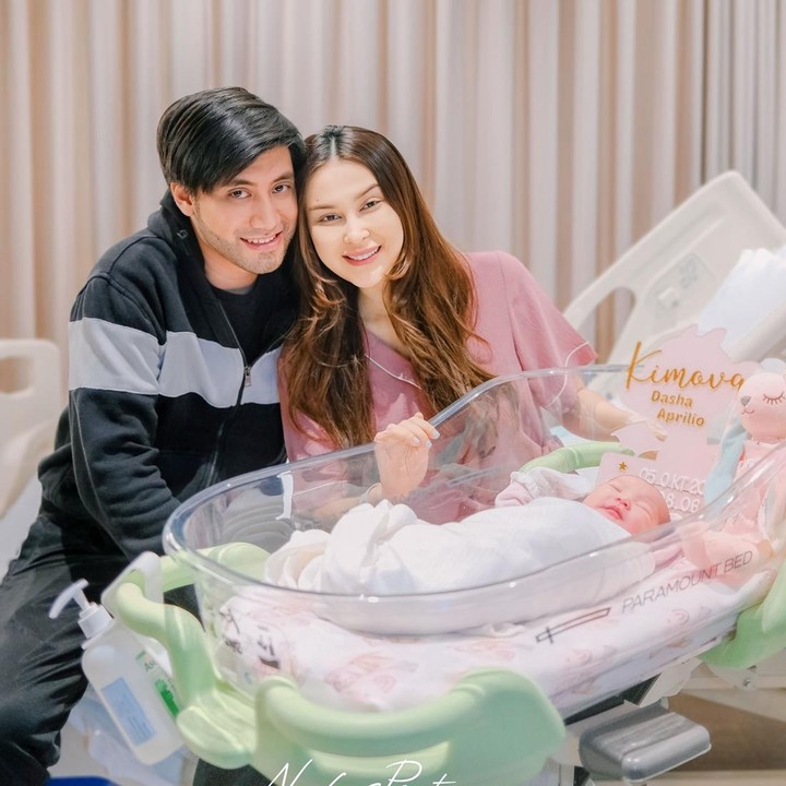 <p>Kabar bahagia datang dari Kevin Aprilio dan Vicy Melanie yang baru saja menyambut kelahiran anak pertama mereka yang berjenis kelamin perempuan. Bayi cantik itu diberi nama Kimova Dasha Aprilio. (Foto: Instagram@vicymelanie/@nafaspertama)</p>