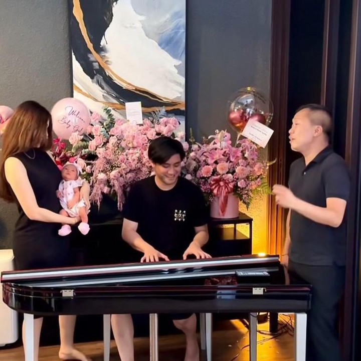 <p>Kehadiran Kimova tentunya menambah warna bagi Kevin dan Vicy. Tak sedikit pula rekan artis yang memberikan hadiah spesial untuk menyambut Kimova, seperti penyanyi Sandhy Sandoro. "Hadiah bayi dari mas Sandhy Sandoro, dinyanyiin lagu <em>Twinkle Twinkle Little Star.</em> Makacii <em>uncle </em>@sandhysandoro_official suaranyaa baguss bgt," tulis Vicy. (Foto: Instagram@vicymelanie)</p>
