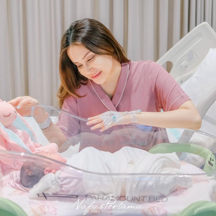 <p>Kevin dan Vicy membagikan kabar tersebut dengan mengunggah momen persalinan Si Kecil Kimova yang lahir pada Sabtu (5/10/2024). Kimova lahir dengan berat 3,2 kilogram dan panjang 52 sentimeter. (Foto: Instagram@vicymelanie/@nafaspertama)</p>
