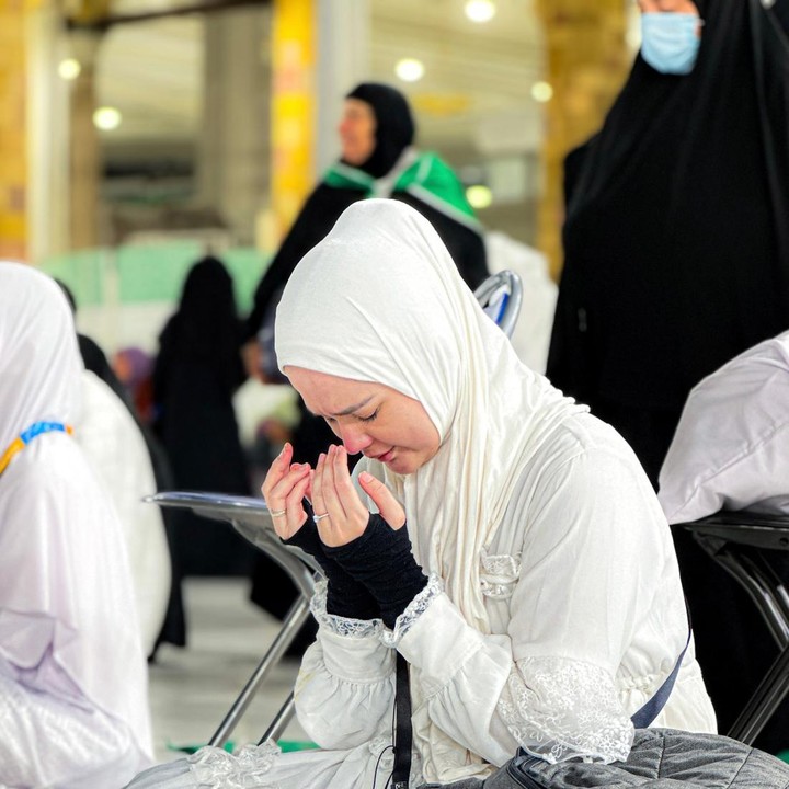 <p>Perempuan 31 tahun itu juga membagikan potret saat dirinya tengah berdoa di depan Ka'bah. Pada potret tersebut, Cut Meyriska yang mengenakan balutan gamis berwarna putih terlihat tak bisa membendung air matanya. (Foto: Instagram@cutratumeyriska)</p>