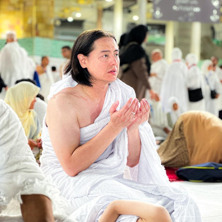 <p>Hal yang sama juga dirasakan oleh sang suami saat mengamalkan doa. Cut Meyriska berharap agar keluarganya selalu mendapatkan kesehatan dan perlindungan dari Allah SWT. "Berikanlah Kami Semua Kesehatan dan Lindungi Kami Selalu Ya'Allah," tulisnya sebagai keterangan foto unggahannya. (Foto: Instagram@cutratumeyriska)</p>