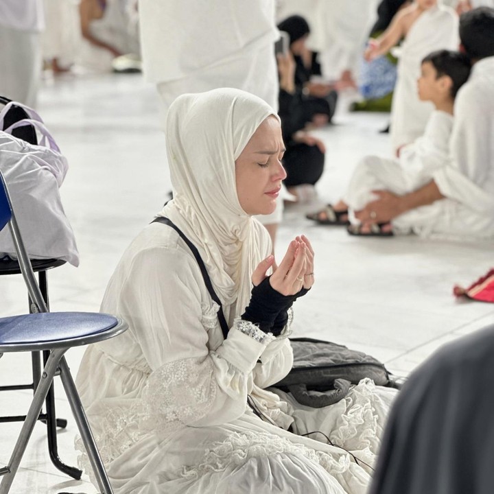 <p>Di akhir <em>caption,</em> Bunda dua anak ini juga menyelipkan doa agar setiap Muslim lainnya bisa mengunjungi Makkah yang dikenal sebagai rumah Allah SWT. "Semoga semua yang ingin ke rumah-Mu dimudahkan dan dilancarkan Ya'Allah. Aamiin," pungkasnya. (Foto: Instagram@cutratumeyriska)</p>
