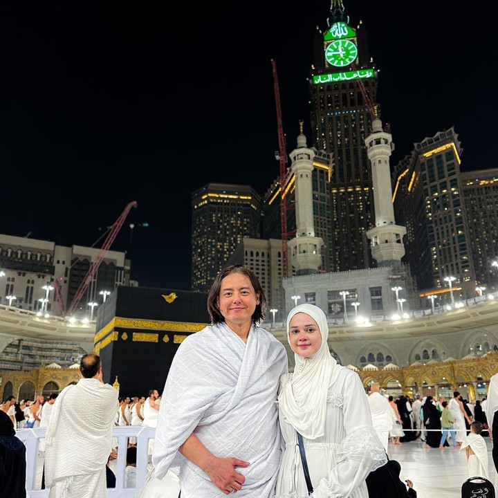 <p>Cut Ratu Meyriska dan Roger Danuarta diketahui tengah berada di Makkah untuk menjalani ibadah umrah. Tidak hanya berdua, mereka juga mengajak kedua putranya, yakni Shaquille Kaili Danuarta dan Jourell Kenzie Danuarta.(Foto: Instagram@cutratumeyriska)</p>