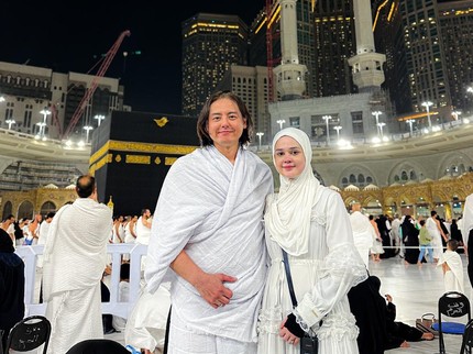 7 Potret Cut Meyriska & Roger Danuarta Umrah, Nangis Depan Ka'bah dan Tawaf Sambil Gendong Anak