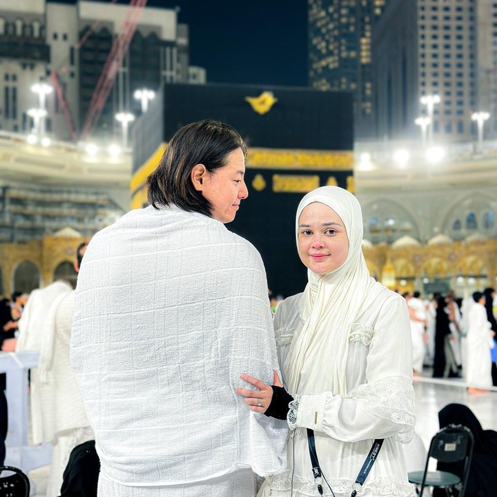 <p>Saat melakukan tawaf, salah satu rangkaian ibadah haji dan umrah yang dilakukan dengan mengelilingi Ka'bah sebanyak tujuh kali, pasangan ini terlihat kompak menggendong kedua putranya masing-masing, Bunda. (Foto: Instagram@cutratumeyriska)</p>