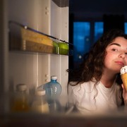 Satu Kebiasaan Remeh yang Bisa Memicu Perut Buncit, Cek Masih Sering Kamu Lakukan?