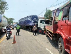 Laka Maut Xenia Gagal Salip Truk di Gresik, Balita 2,5 Tahun Tewas
