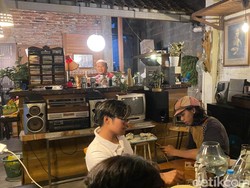 Mengunjungi Kafe Nyentrik Penuh Barang Antik di Gang Sempit Sendangguwo