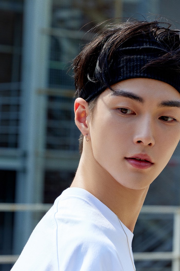 Pada 2 Juli 2022 tepat tengah malam waktu Korea, SMROOKIES, tim pelatihan pre-debut yang dibuat oleh SM Entertainment, resmi memperkenalkan Seunghan sebagai bagian dari mereka./ Foto: x.com/RIIZE_official