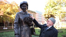 FOTO: Patung Baru Ratu Elizabeth II Resmi Berdiri di Newcastle