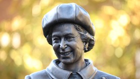 Kerajaan Inggris Dikecam soal Proyek Mahal Patung Ratu Elizabeth