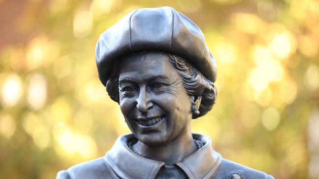 Usulan bangun patung Ratu Elizabeth di tengah kesulitan ekonomi yang dihadapi warga Inggris, sehingga banyak kritik berdatangan mengenai proyek tersebut.