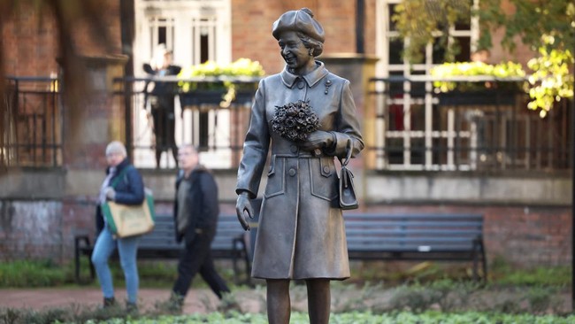 FOTO: Patung Baru Ratu Elizabeth II Resmi Berdiri di Newcastle