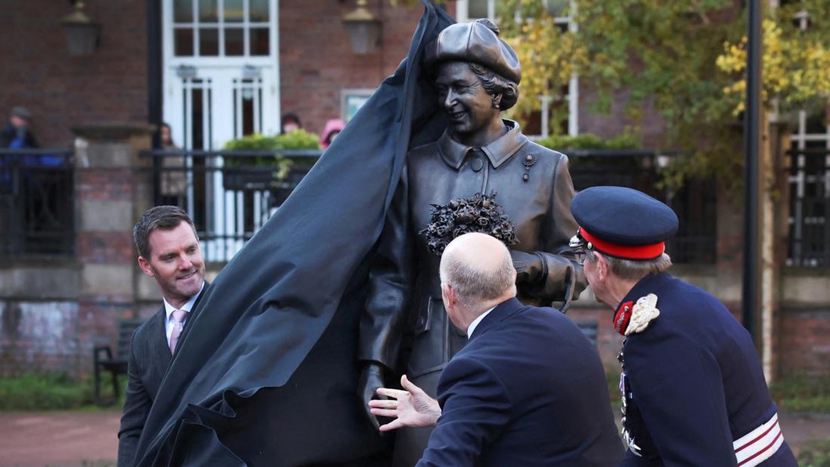 FOTO: Patung Baru Ratu Elizabeth II Resmi Berdiri di Newcastle