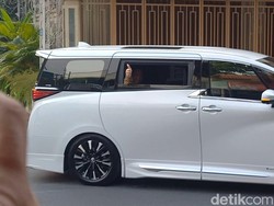 Usai Ketemu Jokowi di Solo, Prabowo Acungkan Jempol