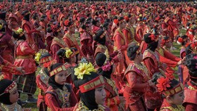 FOTO: 5.000 Penari Bawakan Tari Tortor untuk Pecahkan Rekor MURI