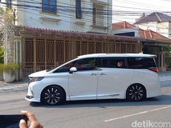 Video: Momen Prabowo Ajak Gibran untuk Semobil saat Tiba di Solo