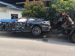 Nahas! BMW Seharga Rp 2,7 Miliar Tabrak Separator Busway Hingga Terbalik