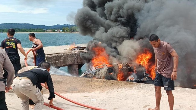 Polisi telah memeriksa 18 orang saksi untuk mengusut ledakan dan kebakaran speedboat rombongan calon Gubernur Maluku Utara Benny Laos.