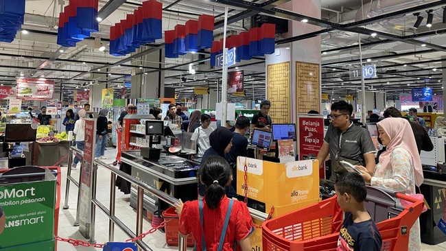Sebagian besar pengunjung datang untuk belanja kebutuhan sehari-hari. Mereka pun menyusuri lorong sambil membawa troli dan keranjang belanja.