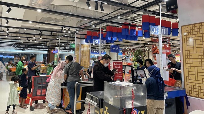 Pengunjung memborong AC hingga kulkas saat Transmart Full Day Sale hari ini. Mengaku hemat jutaan rupiah.