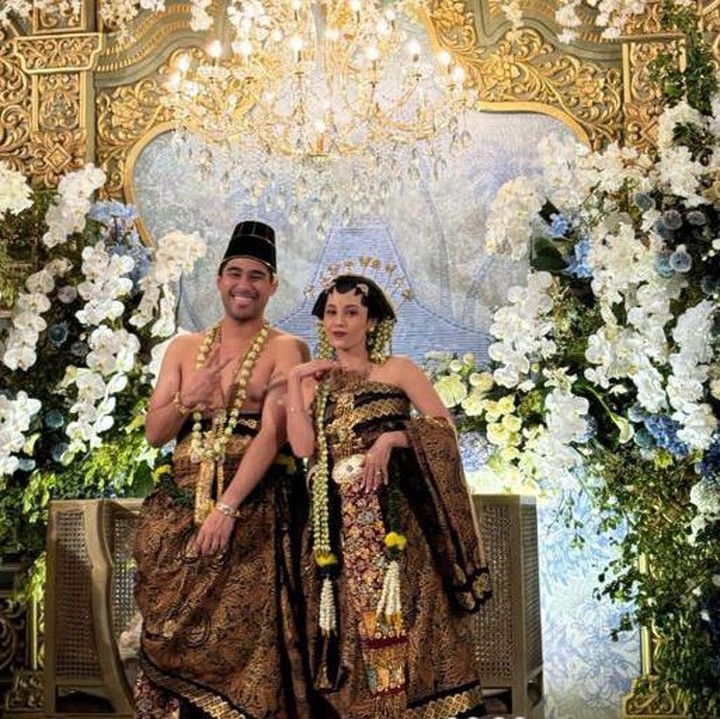 <p>Pernikahan Anggika dan Omar dilangsungkan secara meriah di Hotel Fairmont Jakarta Pusat. Pesta pernikahan keduanya mengusung adat Jawa, di mana Anggika terlihat mengenakan baju pernikahan Jawa. (Foto: Instagram @anggikabolsterli)</p>
