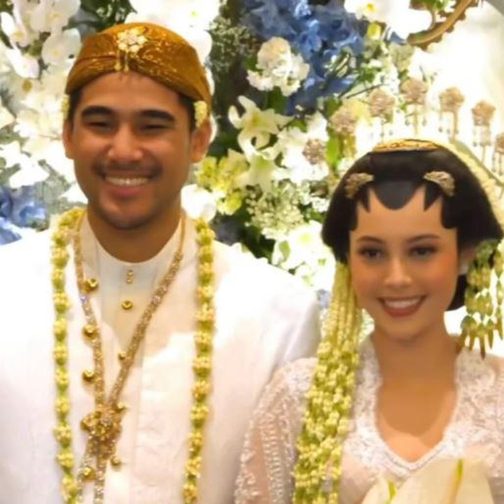 <p>Di akad nikah, pasangan ini mengenakan pakaian Jawa bernuansa warna putih, Bunda. Anggika terlihat cantik mengenakan kebaya dan riasan paes Jawa. Sementara itu, Omar tampak gagah mengenakan beskap Jawa dengan penutup kepala blangkon. (Foto: Instagram @anggikabolsterli)</p>