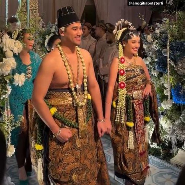 <p>Aktris cantik Anggika Bolsterli resmi melepas masa lajang usai dipersunting Omar Armandiego Soeharto pada Minggu, (13/10/24). Aktris yang terkenal karena perannya di sinetron <em>Putri Duyung</em> ini menikah, setelah lebih dari tujuh tahun menjalin kisah asmara dengan Omar, Bunda. (Foto: Instagram @anggikabolsterli)</p>