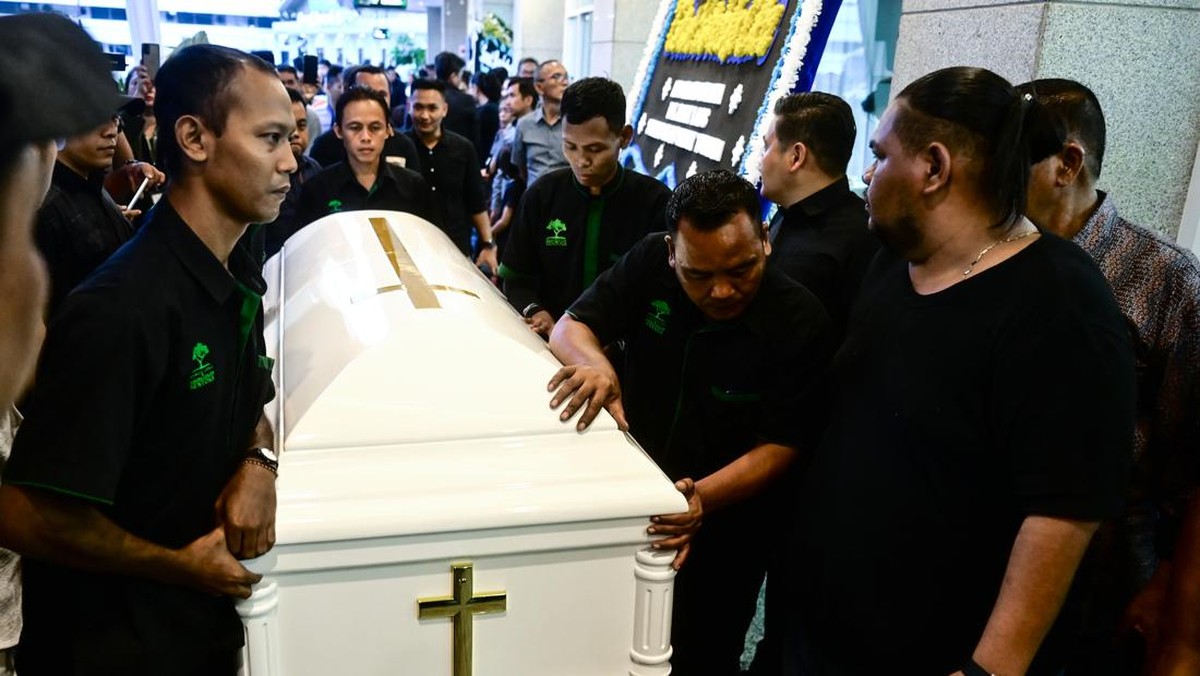 FOTO: Jenazah Cagub Maluku Utara Benny Laos Disemayamkan di RSPAD