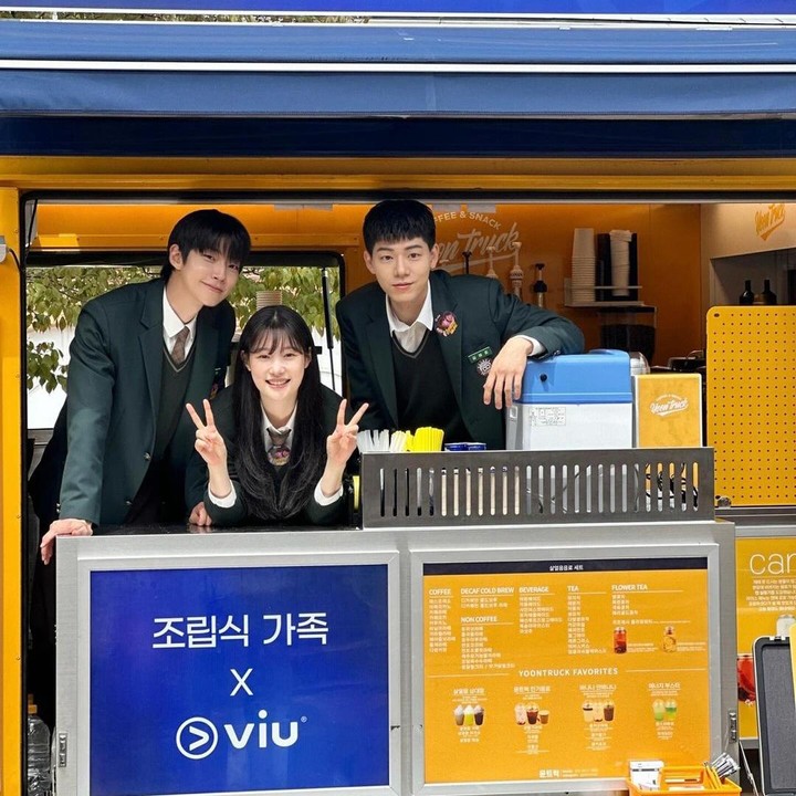 <p>Dalam potret ini, ketiga pemeran Family by Choice ini tampak menggemaskan, ya, Bunda. Jung Chae Yeon berada di antara Hwang In Yeop dan Bae Hyun Sung. Suasana keakraban mereka bertiga sangat terasa. (Foto: Instagram @hi_high_hiy)</p>