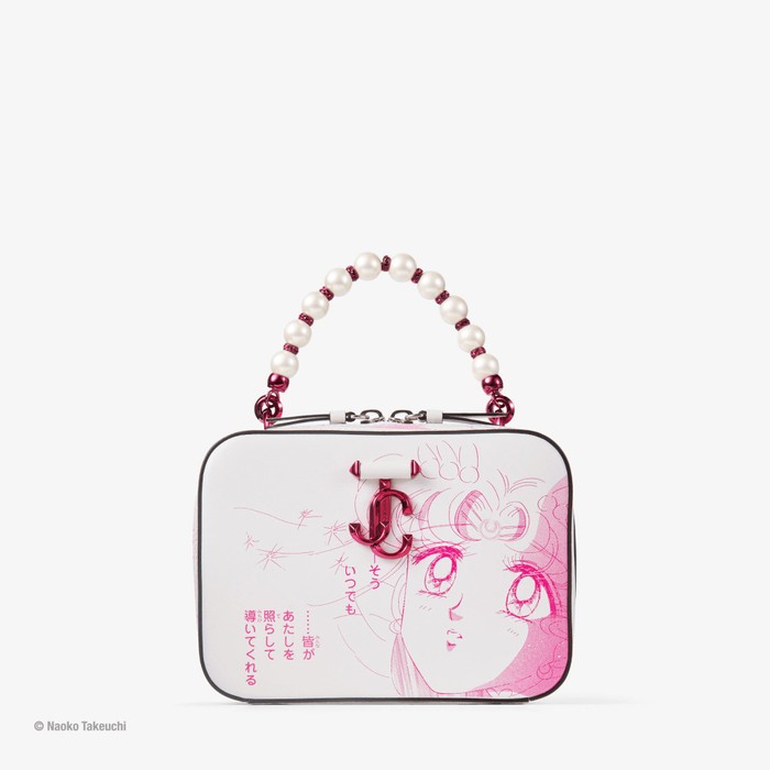 Dibuat dari kulit berkualitas tinggi, tas ini menampilkan desain karakter di Sailor Moon dengan aksen mutiara. Tas ini dijual seharga Rp41,3 juta (Sailor Moon Vanity Bag/Foto: jimmychoo.com)