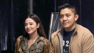 Dijodohkan Fans, Ini 6 Potret Dewi Perssik dan Mayor Teddy di HUT TNI