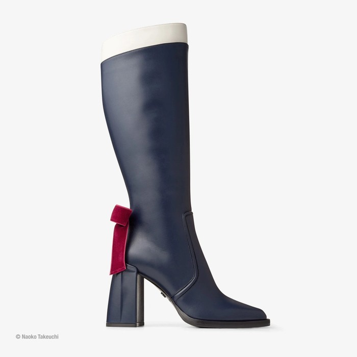 Dijual seharga Rp52,7 juta, Pluto Boot ini menghadirkan siluet tumit yang khas, terinspirasi oleh pelindung waktu yang misterius. Detail pita beludru dan kristal hati menambah sentuhan elegan. (Sailor Pluto Boot /Foto: jimmychoo.com)