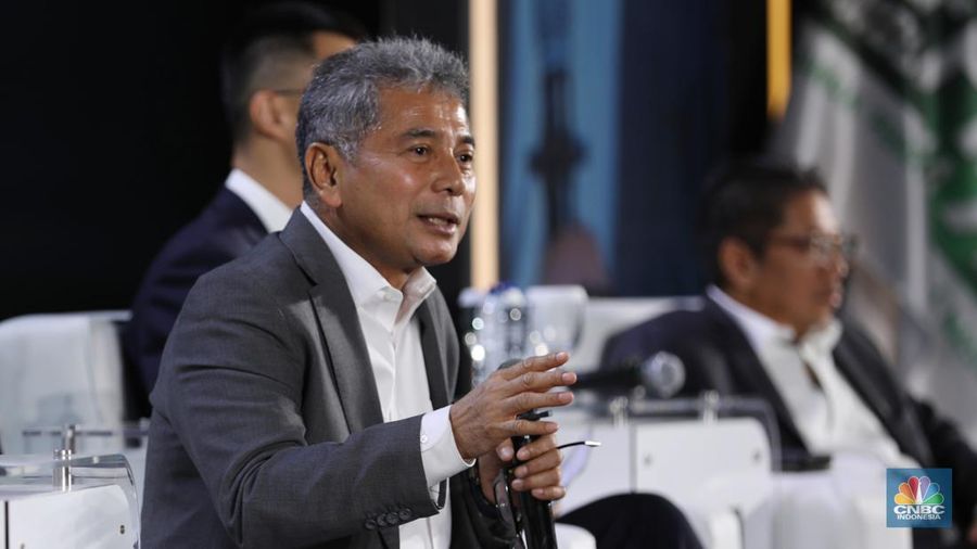 Direktur Utama PT Bank Rakyat Indonesia (Persero) Tbk, Sunarso memberikan pemaparan dalam acara REPNAS National Conference & Awarding Night Energi Mandiri - Ekonomi Berdikari di Menara Bank Mega, Jakarta, Senin (14/10/2024). (CNBC Indonesia/Tri Susilo)
